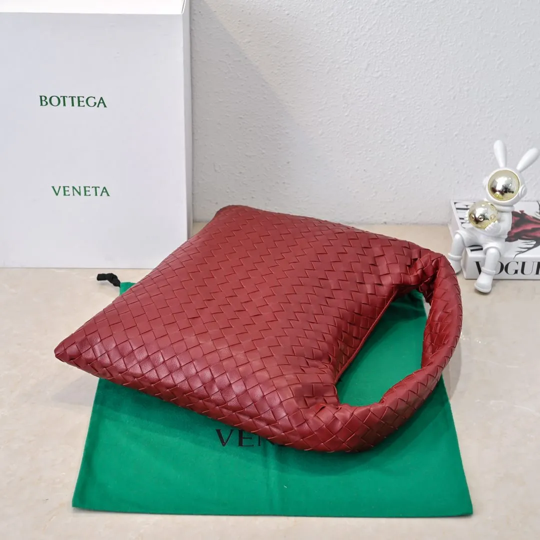 Batch 1960 #Bv new medium-sized HOP bag, the bag body and handles are made of a whole piece of woven leather. The bag body is soft and lazy. Hop symbolizes the praise of innovation and eternal craftsmanship [love]. The pyramid silhouette combines practicality and fashion. It is modern and casual, and the bag mouth is double-sided closed design, more convenient and safe! The cowhide texture also makes the bag more wear-resistant and durable. A must-have for fashionable ladies who like minimalism yet comfortable and casual! Size: 46x21x10cm Model: 6262